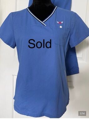 Koi Scrub set MEDIUM. Women's Blue Scrub Top and matching Scrub Pant.